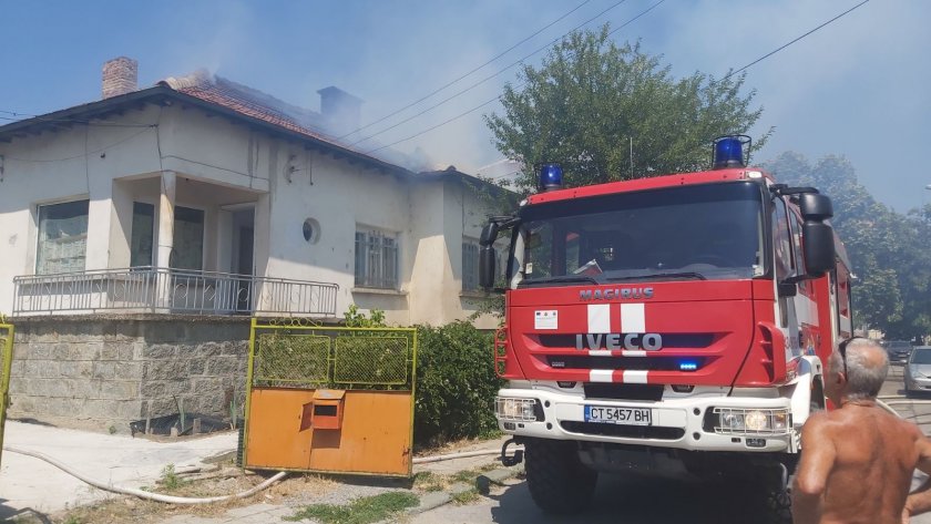 Две къщи горят в центъра на Казанлък в непосредствена близост
