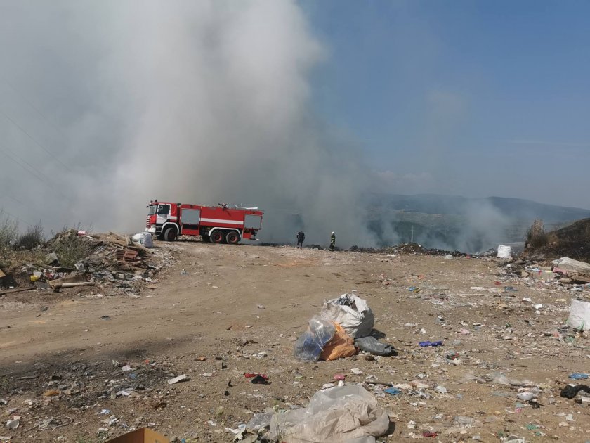 Овладян е пожарът на затвореното сметище край Дупница, но все