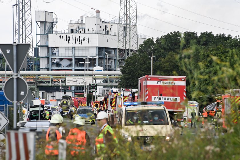 Няколко души са ранени след огромен взрив в химически завод,