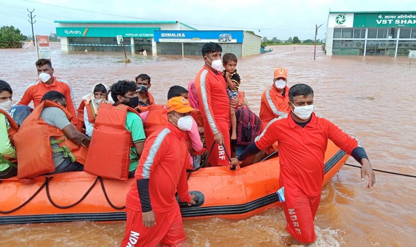 Наводнения и свлачища в Западна Индия отнеха живота на поне