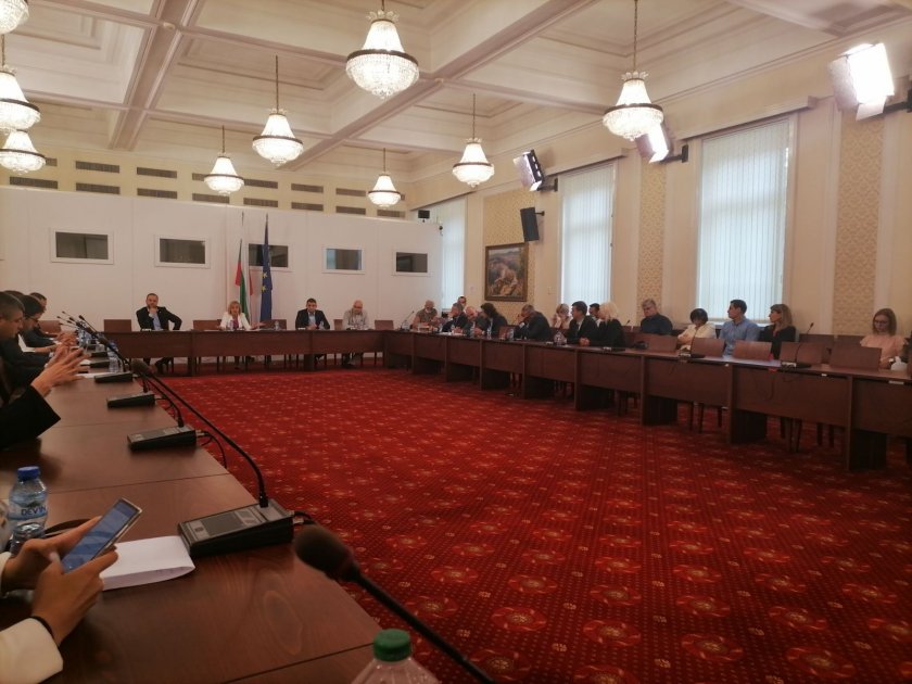 Първо заседание на комисията Манолова започна със скандал по правилата