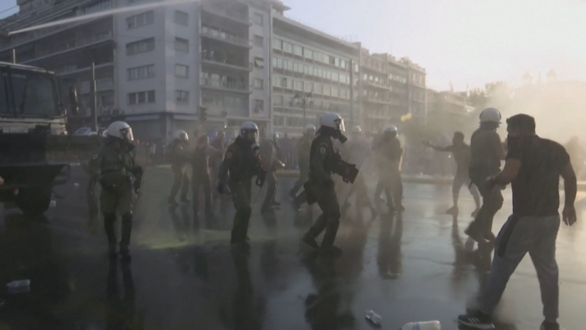 Сблъсъци в Атина: Хиляди протестираха срещу задължителните ваксини