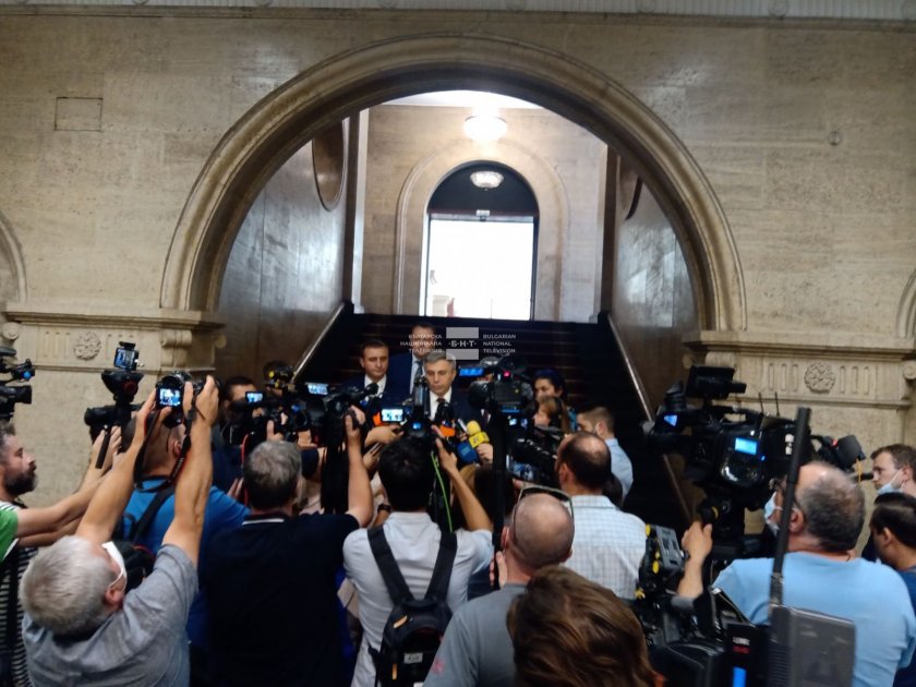 Президентът провежда консултации с парламентарно представените партии и коалиции в