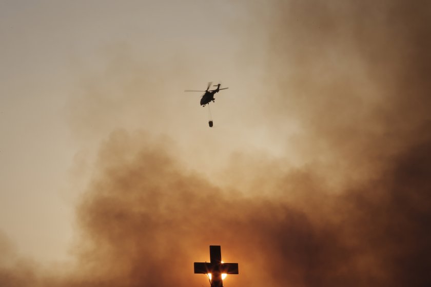 9 хеликоптера гасят пожара в Атина