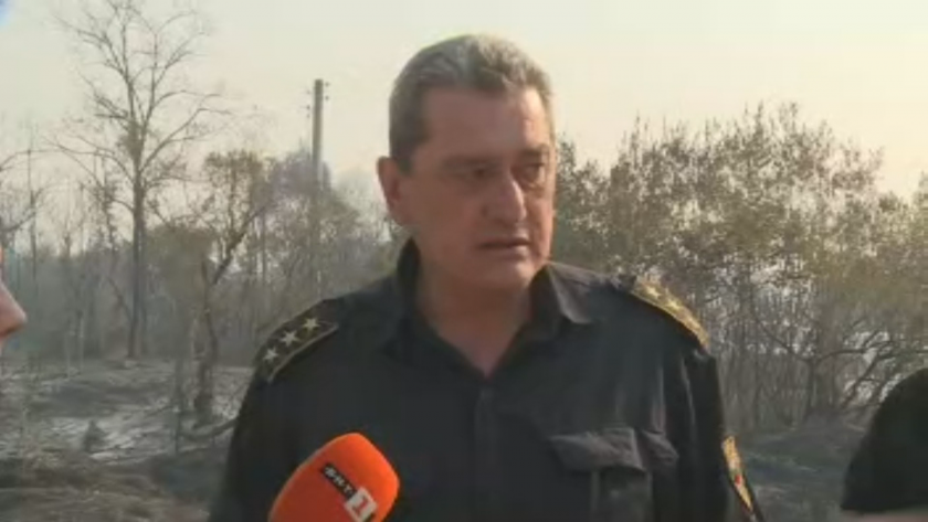 72 души гасят пожара в село Долно село. По билото