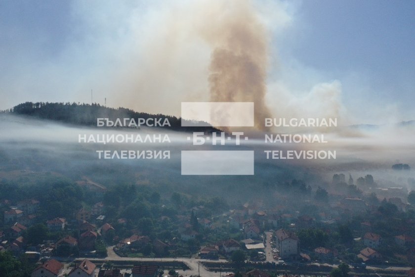 Голям пожар над Босилеград, според местни има опасност за къщите