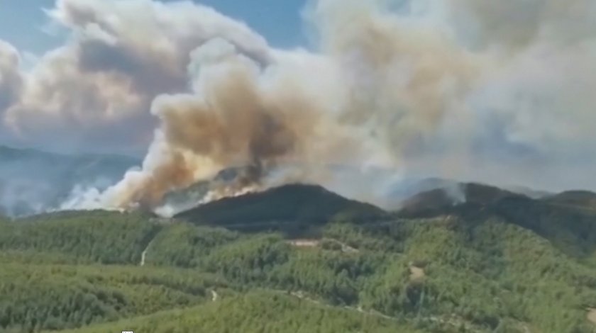 Втори ден огромен горски пожар бушува в турската област Анталия.