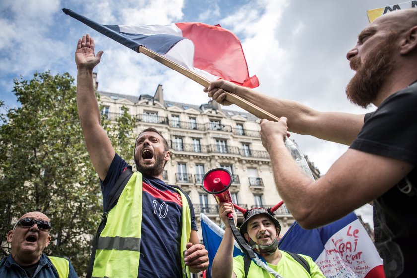 В Париж се провеждат няколко протеста срещу въвеждането на санитарните