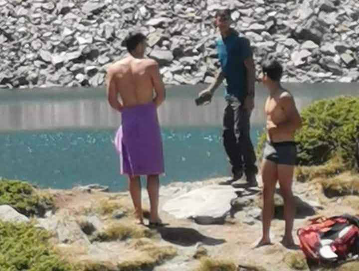 туристи къпаха едно рилските езера