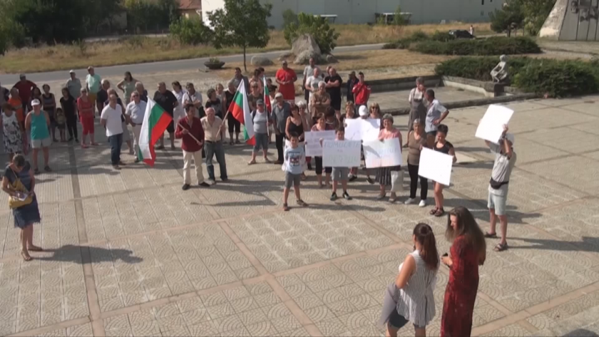 Жители на хисарското село Кръстевич на протест заради липса на вода