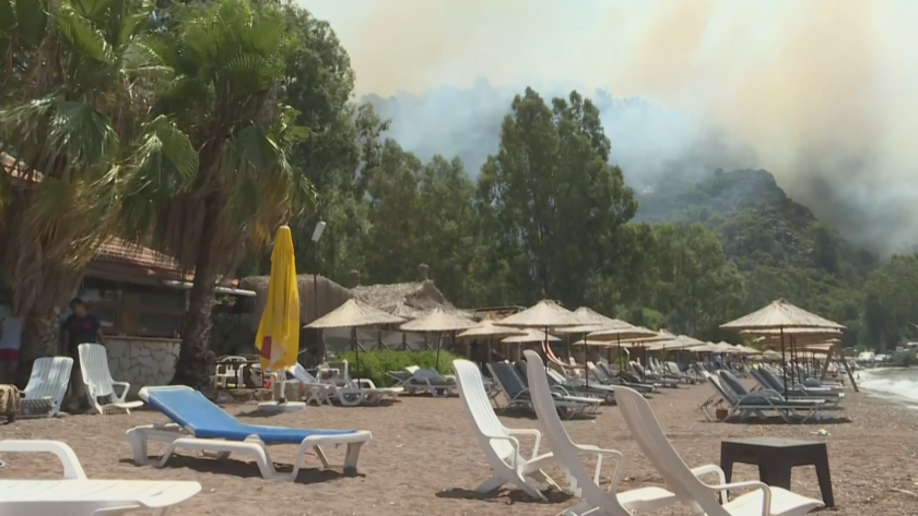 Поредна евакуация на местни жители и туристи заради пожарите в Турция