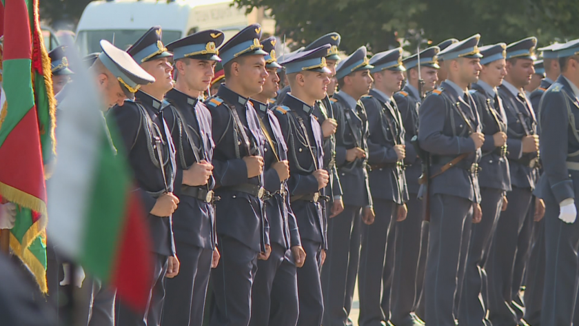 Над 40 випускници на ВВВУ Георги Бенковски” получиха първи офицерски