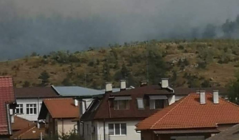 Продължава гасенето на пожара над Велинград. В кварталите Анезица и