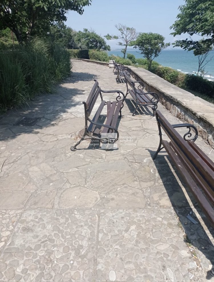 Вандали потрошиха пейки в Морската градина в Бургас