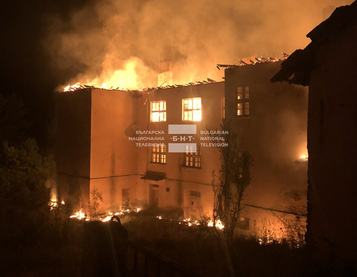 Голям пожар бушува в района Долно село, община Кюстендил. Огънят