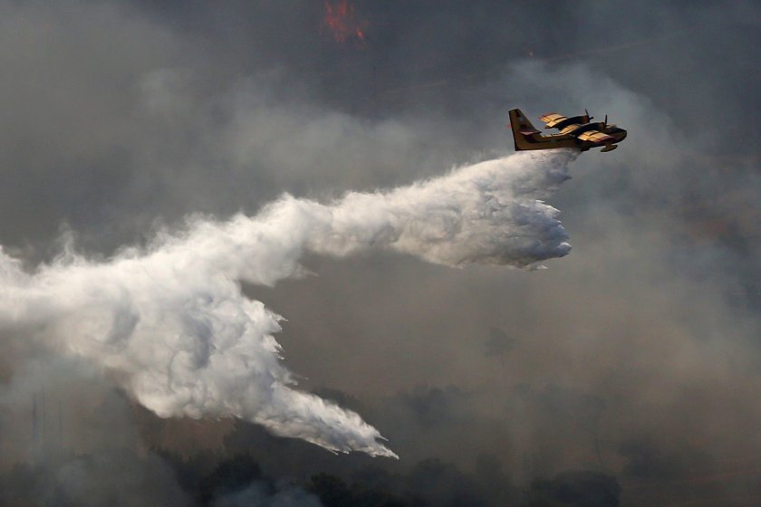 Продължава борбата с пожарите в северните предградия на Атина. 500