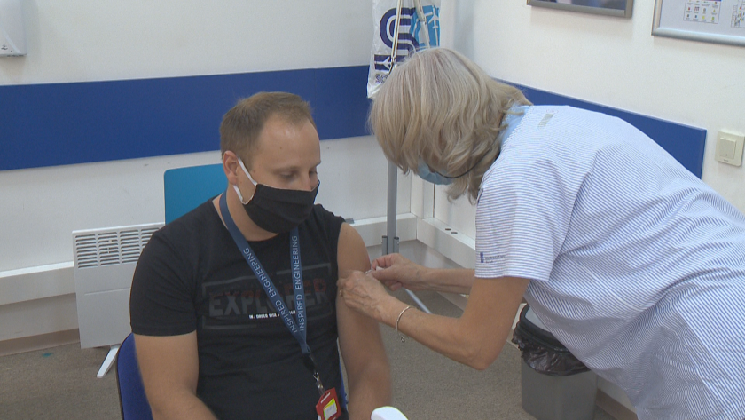 Вече около месец мобилни екипи в София ваксинират служители на