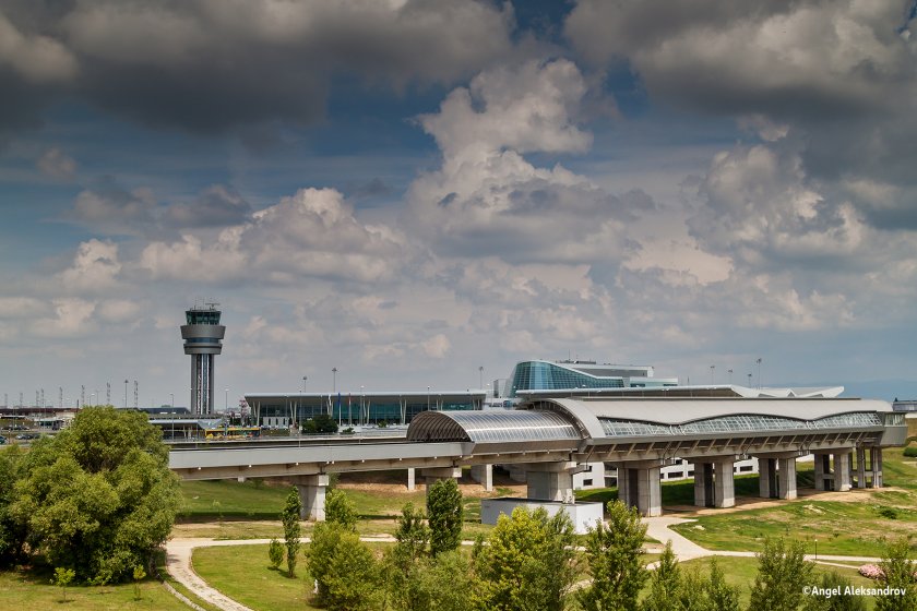 летище софия обслужва всички пристигащи вечерни полети терминал