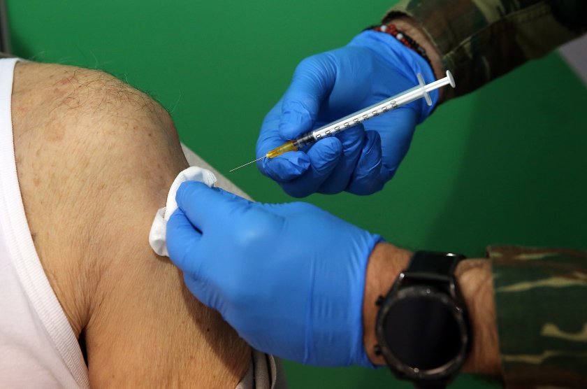 гърция регистрира първи смъртен случай напълно ваксиниран covid