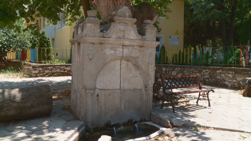 Реставрират емблематична чешма в Асеновград