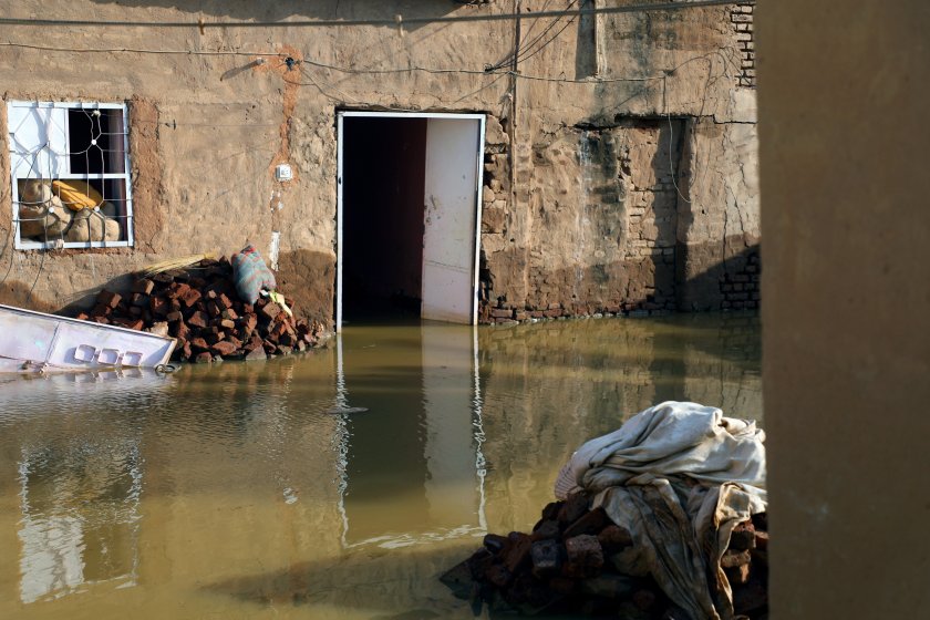 проливни дъждове наводнения разрушиха хиляди домове судан
