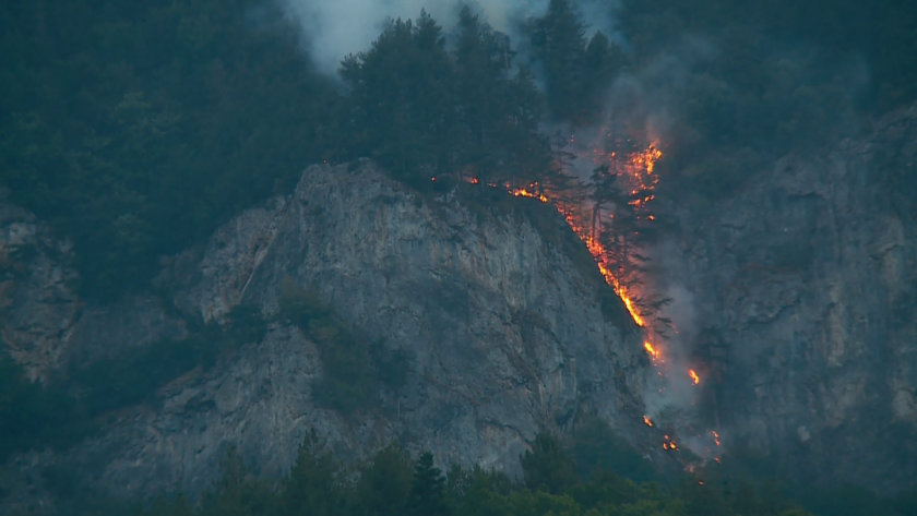 Продължава да бъде усложнена обстановката в Родопите и това се
