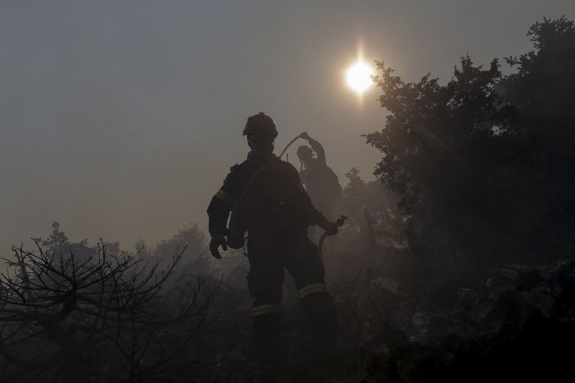 Продължава евакуацията заради пожара на о-в Евия