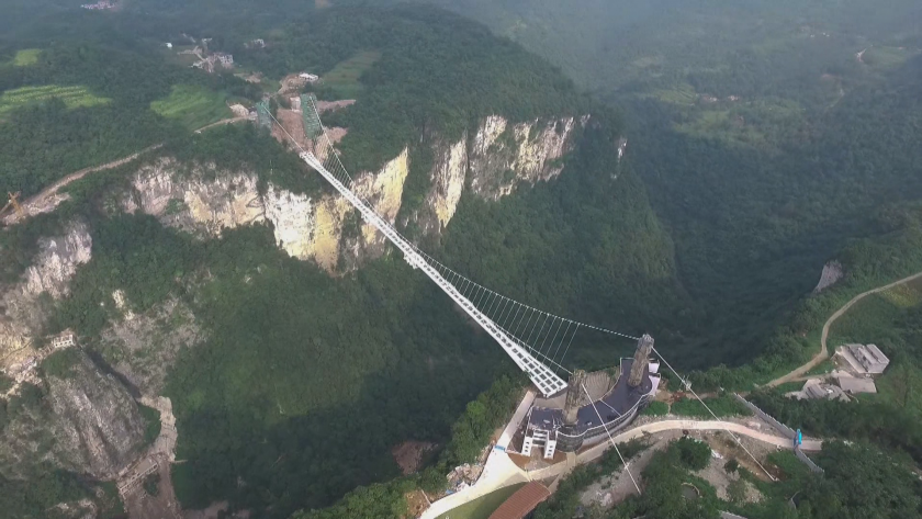 260-метров скок с бънджи привлича туристи в Китай
