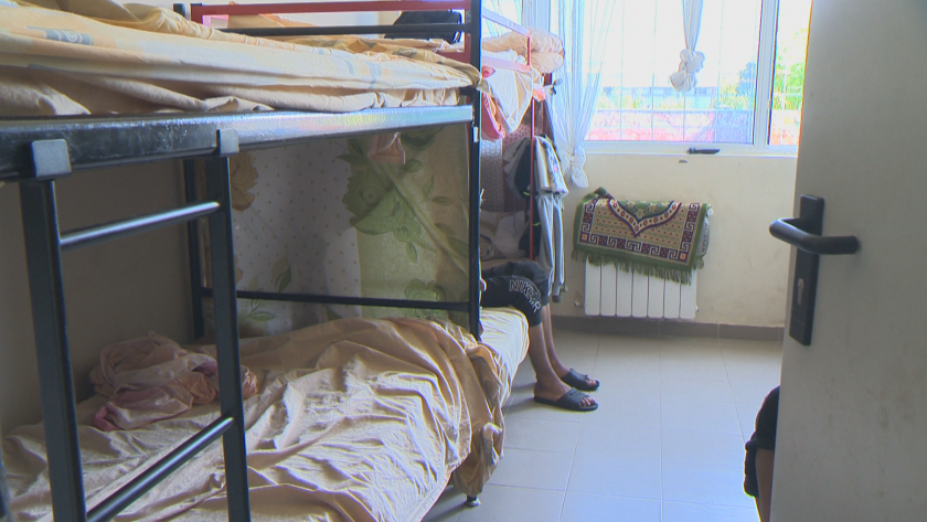 Деца бежанци препълниха центъра във "Военна рампа". Как са настанени?