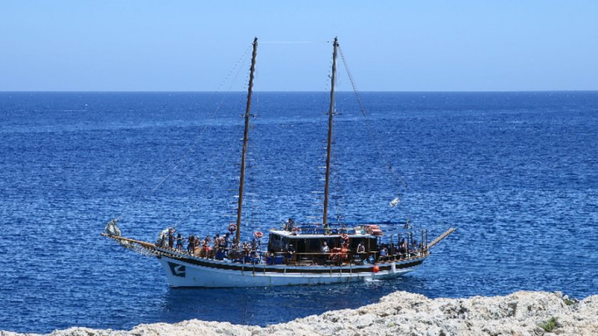 Плавателен съд потъна днес край гръцкия остров Милос, предаде Ройтерс.Всички