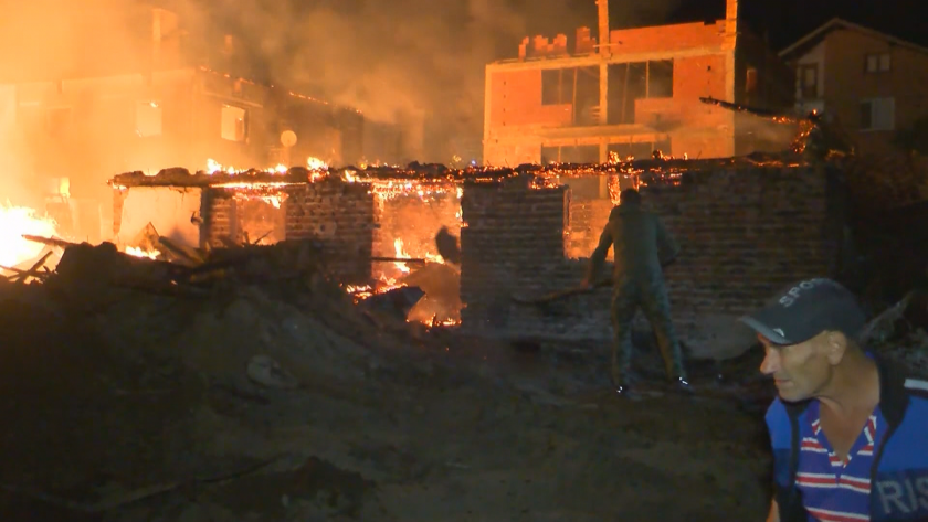 Голям пожар изпепели десетки къщи във велинградското село Кръстава. Няма