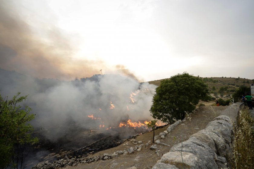 В Гърция борбата с огъня продължава. Най-сериозно остава положението на