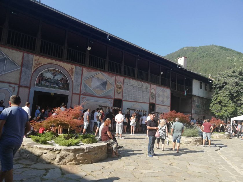 хиляди вярващи стичат бачковския манастир успение богородично