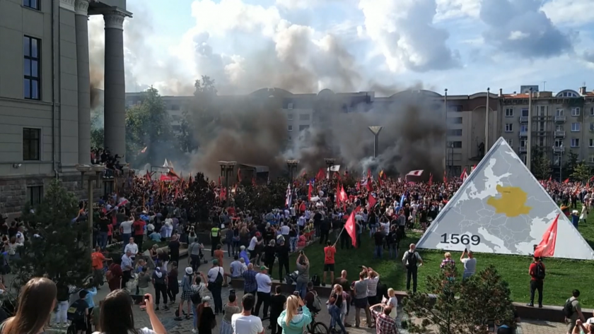 Напрежение пред парламента на Литва. Протестиращи срещу здравните пропуски блокираха