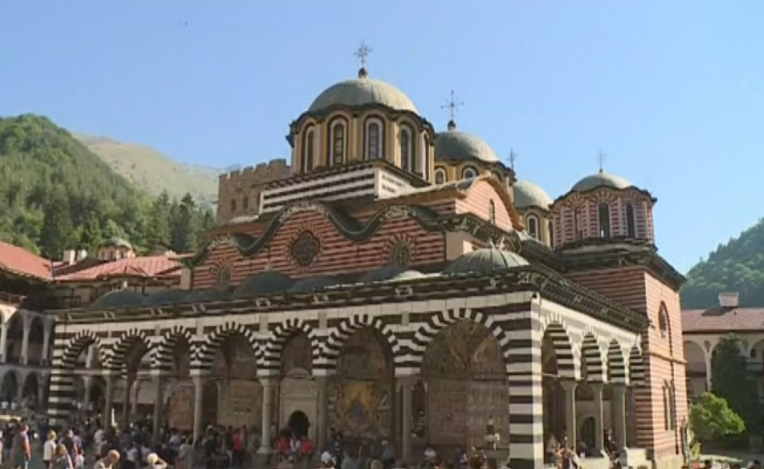 Още от сутринта стотици вярващи се стекоха в Рилския манастир,