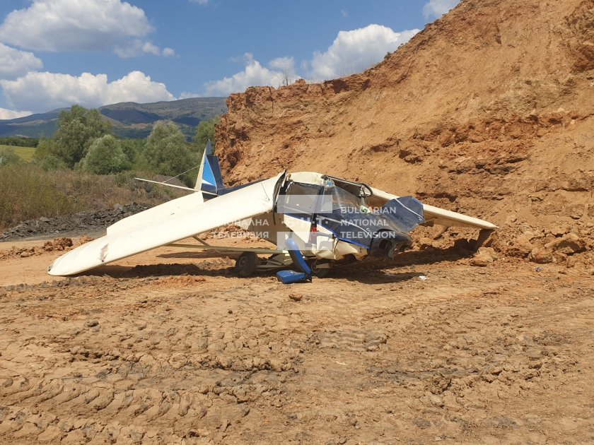 Двама души са тежко ранени след падането на самолет край