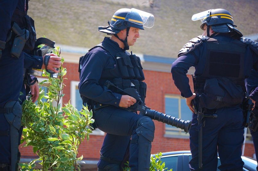 мъж откри стрелба полицаи френския град сен етиен