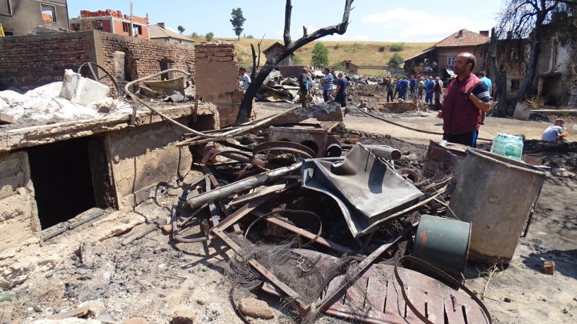 Всички семейства, чиито домове изгоряха при пожара във велинградското село