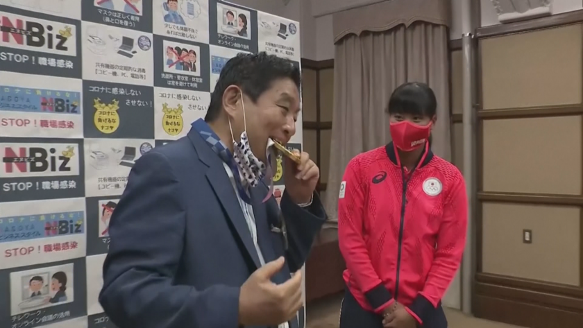 Японска шампионка ще получи нов златен медал, кметът на Нагоя нахапа нейния от радост