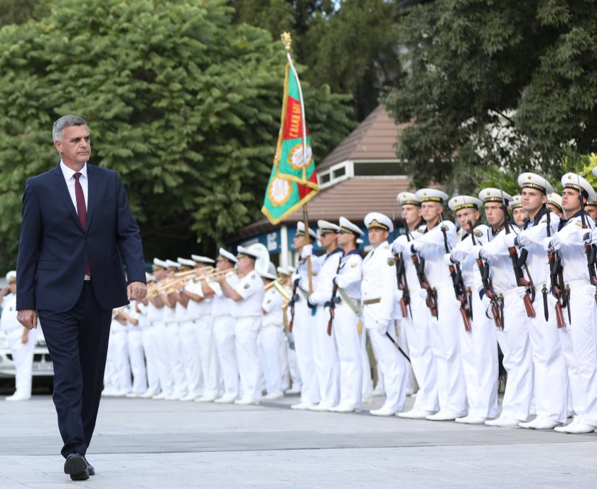 премиерът янев голямото богатство българската армия хората мъжете жените униформи