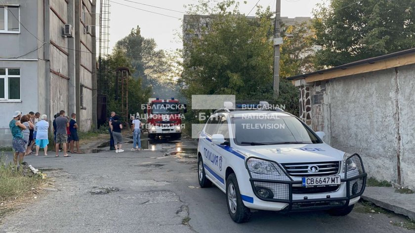 Голям пожар бушува в бургаския кв. Победа. Възрастен мъж е