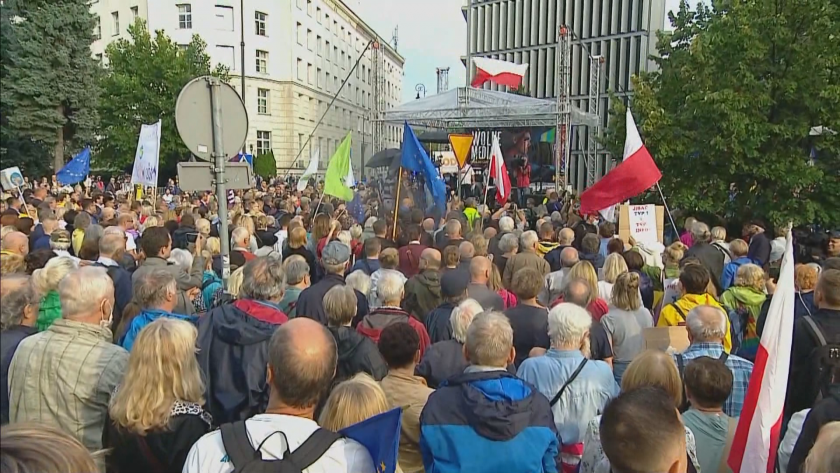 Хиляди поляци се обявиха в защита на свободата на словото.
