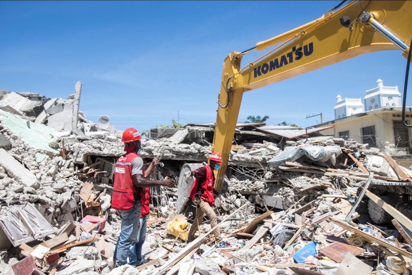 близо 1300 жертвите мощното земетресение хаити