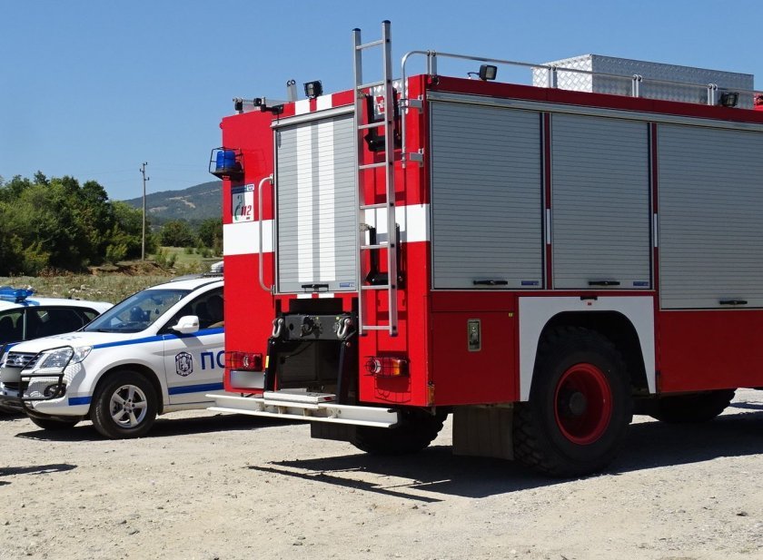 30 служители на Югозападното държавно предприятие и огнеборци гасят два