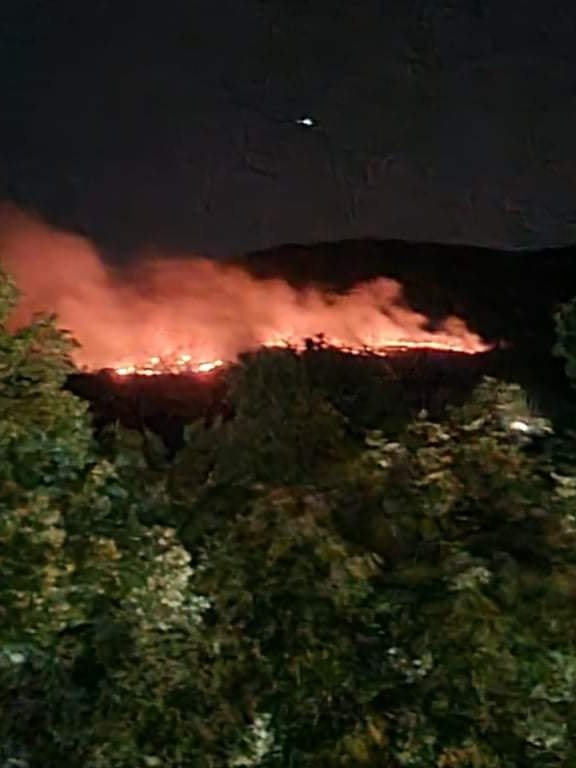 Цяла нощ пожар гори над град Баня, Карловско, по информация