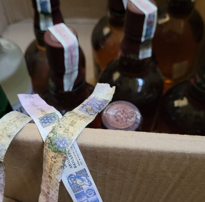 Митнически служители разкриха склад за нелегален алкохол в град Бяла.Те