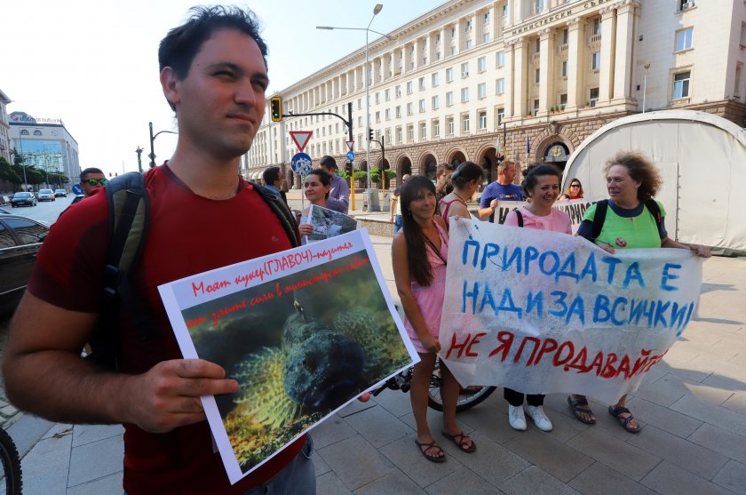 Рибари и природозащитници поискаха оставката на служебния екоминистър Асен Личев.