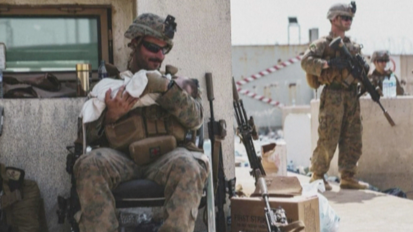 Бебето, което вчера беше подадено на американски войник през стената