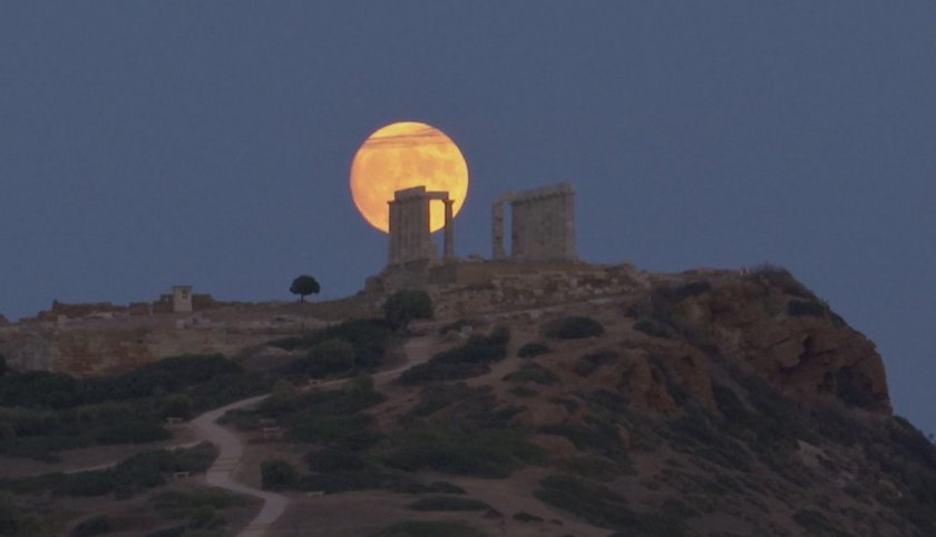 В Гърция наблюдаваха т.нар. есетрова Луна.По традиция, в страната на