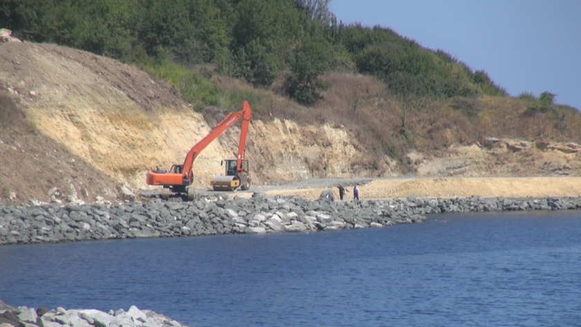 В разгара на летния сезон в Царево решиха да изградят